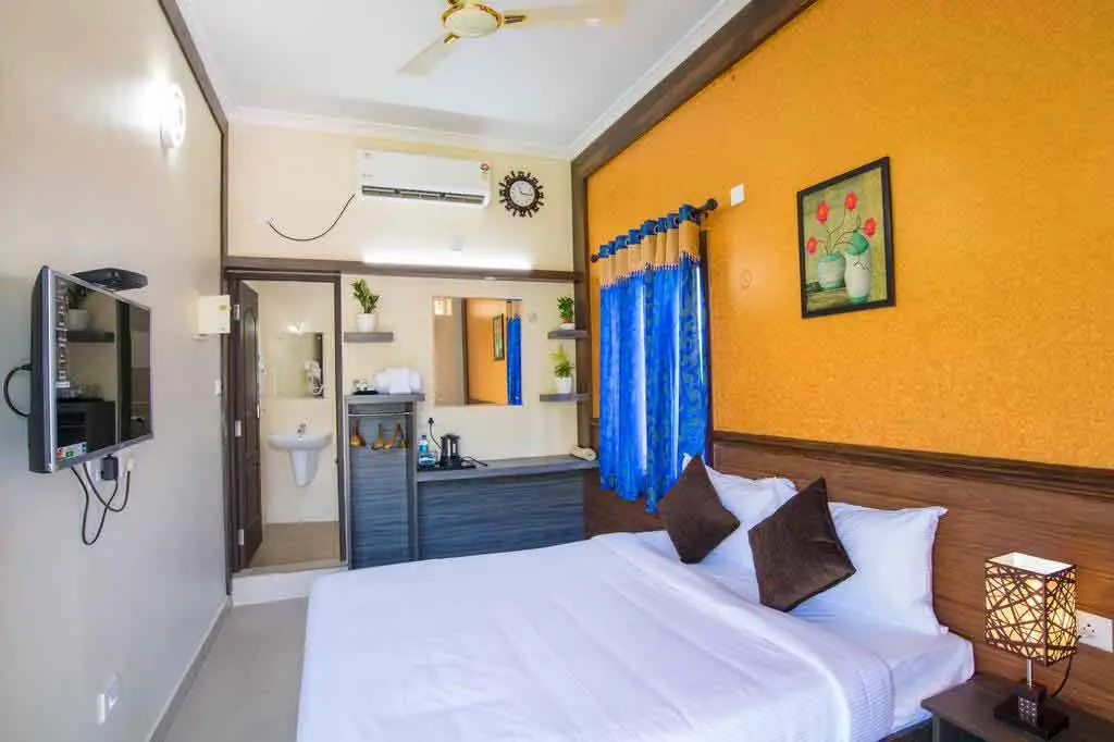 Cozy double bed room near Cochin Airport